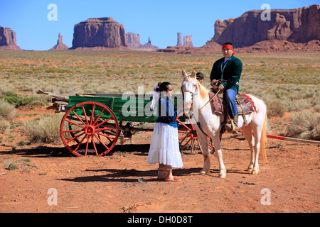 Les Indiens Navajo, l'homme et la femme avec un cheval à l'avant d'un chariot, Monument Valley, Utah, United States Banque D'Images