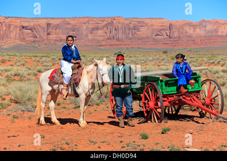 Famille d'Indiens Navajo avec un cheval et un chariot, Monument Valley, Utah, United States Banque D'Images
