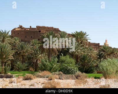 Vue sur les murs du village abandonné de Eghir ait Herbil proche, sud-ouest marocain, l'Afrique du Nord Banque D'Images