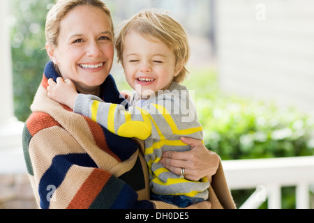 Caucasian mother holding fils Banque D'Images