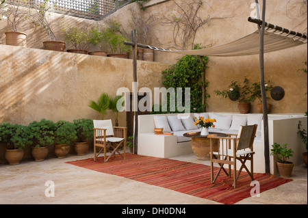 Jardin de la cour interne marocain avec coin salon couvert Banque D'Images