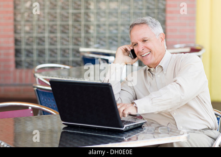 Caucasian businessman working at cafe Banque D'Images