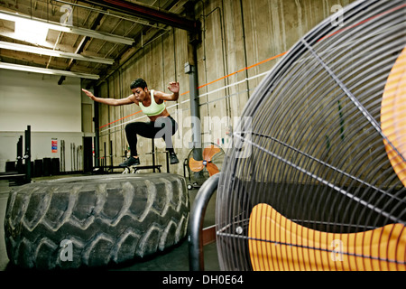 Black woman exercising in gym Banque D'Images