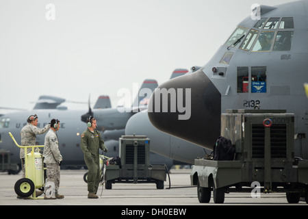 Aviateurs, effectuer une inspection prévol d'un C-130 Hercules à Yokota Air Base, Japon, le 22 octobre 2013. 10 C-130 Hercules de l' Banque D'Images