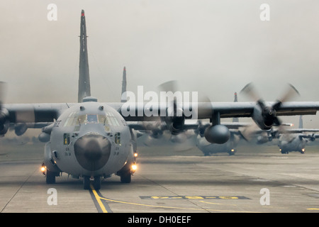 10 C-130 Hercules de la 36e Escadron de transport aérien en taxi pour une mission de formation au cours d'un dix-ship sortie à Yokota Air Base, Japon, le 22 octobre 2013. La formation à l'épreuve Yokota sa capacité d'accomplir de grandes et de l'emploi d'une et la tactique. Banque D'Images