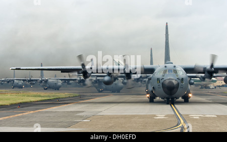 10 C-130 Hercules de la 36e Escadron de transport aérien en taxi pour une mission de formation au cours d'une sortie à l'expédition 10 Yokota Air Base, Japon, le 22 octobre 2013. La formation à l'épreuve Yokota sa capacité d'accomplir de grandes et de l'emploi d'une et la tactique. Banque D'Images