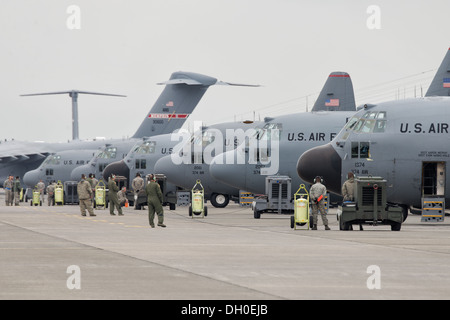 Les chefs d'équipage et arrimeurs effectuer une inspection prévol d'un C-130 Hercules à Yokota Air Base, Japon, le 22 octobre 2013. 10 C-130 Hercules de la 36e Escadron de transport aérien a participé à un grand vol en formation qui ont testé Yokota, de lar Banque D'Images