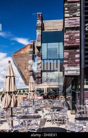 Café en plein air à l'extérieur du Wales Millennium Centre de Cardiff Bay. Banque D'Images