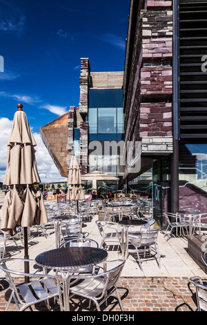 Café en plein air à l'extérieur du Wales Millennium Centre de Cardiff Bay. Banque D'Images