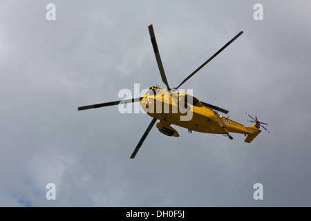 RAF WS-61 jaune Westland Sea King, un hélicoptère de recherche et sauvetage dans la région de ciel nuageux. 127823 hélicoptère SeaKing  Banque D'Images