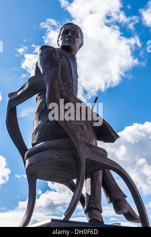 La statue en bronze haute de sept pieds d'auteur-compositeur et acteur gallois Ivor Novello, par l'artiste Peter Nicholas, dans la baie de Cardiff, Pays de Galles. Banque D'Images