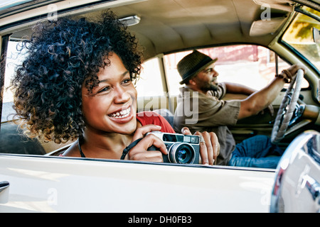 Couple roulant en voiture d'époque Banque D'Images