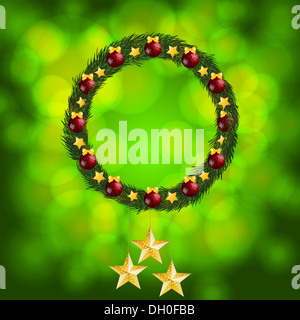 Couronne de Noël avec des décorations rouge et or et de suspendre des étoiles sur un fond vert. Banque D'Images
