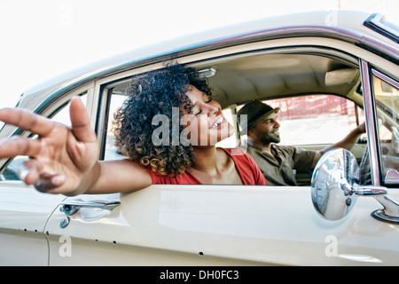 Couple roulant en voiture d'époque Banque D'Images