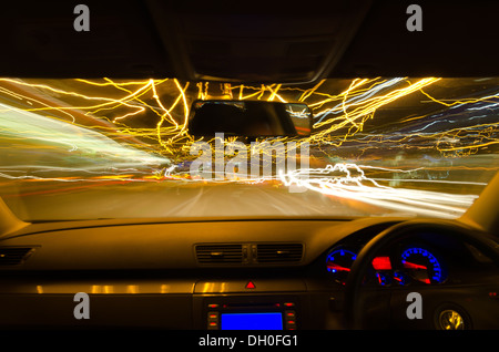 Voir à travers le pare-brise d'une voiture en mouvement avec le flou et différentes sections de l'autoroute avec les travaux routiers Voitures Camions Banque D'Images