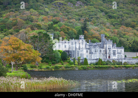 Le comté de Galway, Irlande : l'abbaye de Kylemore abritée par les pentes du les Twelve Bens, sur la rive du Lough Kylemore Banque D'Images