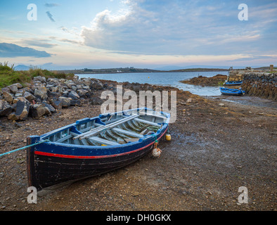 Le comté de Galway, Irlande : bateaux sur la rive de Bertraghboy Bay près du village de Roundstone Banque D'Images