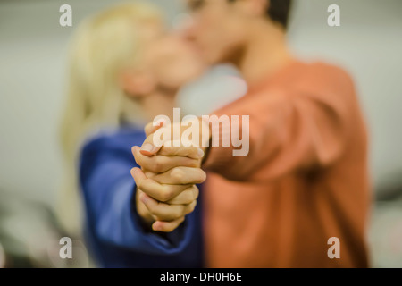 Young couple holding hands Banque D'Images