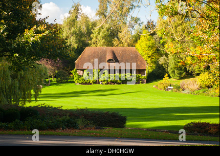 Maidstone Kent , Leeds , château , est née ca 1119 Norman , stronghold , motif Park pavilion et bois forêt arbres herbe pelouse Banque D'Images