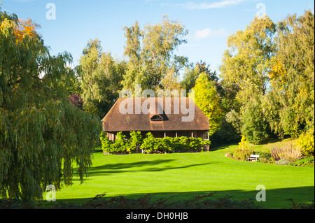 Maidstone Kent , Leeds , château , est née ca 1119 Norman , stronghold , motif Park pavilion et bois forêt arbres herbe pelouse Banque D'Images