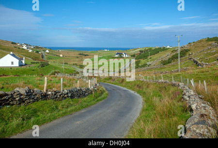 Le comté de Galway, Irlande : route de campagne dans la région du Connemara près de Letterfrack. Banque D'Images