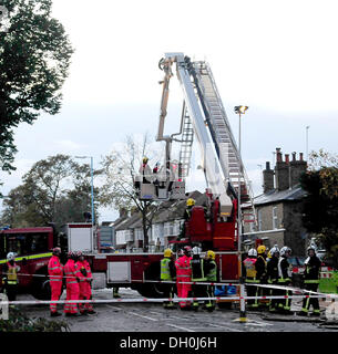 Hounslow, London, UK. 28 Oct, 2013. La tempête a causé un grand arbre à Hounslow pour venir s'écraser sur une maison qui a provoqué une énorme explosion de gaz qui a tué deux personnes. La London Fire Brigade avaient leurs équipes de recherche et de sauvetage il y a dans leur uniforme rouge vif. Crédit : Peter Phillips/Alamy Live News Banque D'Images