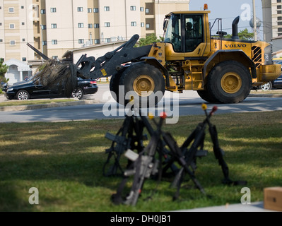 Un aviateur de la 8e Escadron de génie civil offre barbelé à un secteur d'entraînement de Kunsan Air Base, République de Corée, le 24 octobre 2013. Les aviateurs de la 8e à la 8e conférence formés l'Escadron des Forces de sécurité sur la façon de défendre leur camp. La 8e Banque D'Images