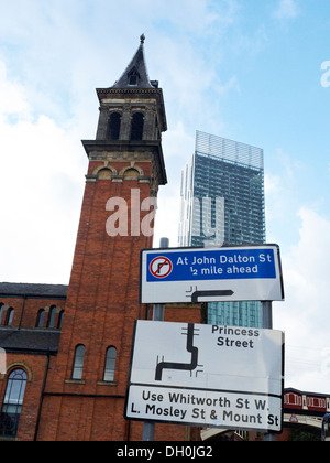 Beetham tower avec St George's Church et confus road sign in Manchester UK Banque D'Images