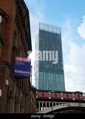 Beetham tower avec St George's Church à Manchester, UK Banque D'Images