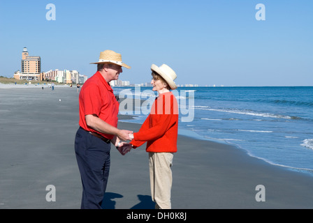 Couple holding hands à Myrtle Beach, SC Banque D'Images