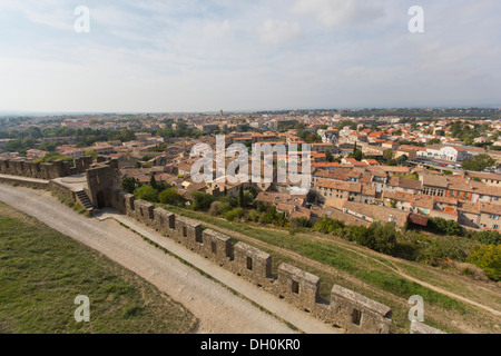 Voir à partir de la cité médiévale fortifiée de Carcassonne au cours de la Basse ville, les remparts de Carcassonne 138824 Banque D'Images