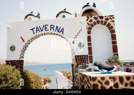 Un restaurant à Akrotiri près de la plage rouge de Santorin, Grèce le 7 juillet 2013. Banque D'Images