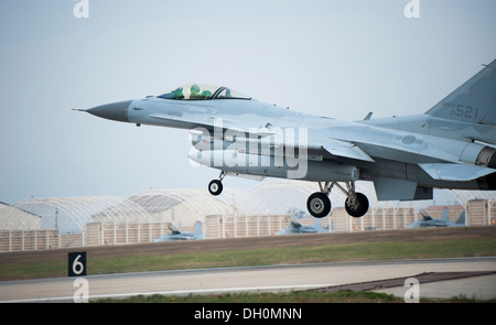 Une République de Corée Airman F-16 Fighting Falcon décolle pendant Max Thunder 13-2 à Kunsan Air Base, République de Corée, le 28 octobre 2013. Les aviateurs de l'US Air Force, les aviateurs de l'US Air Force, les Marines américains et la République de Corée a lancé les forces de l'air Max Thunder 13-2 Banque D'Images