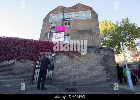 Southwark, UK. 28 Oct, 2013. Après le conseil de Southwark a vendu deux ancien conseil des maisons dans la rue Park aujourd'hui, les squatters se sont déplacés afin d'occuper les propriétés. Les lieux de Police Crédit : Chris Batson/Alamy Live News Banque D'Images