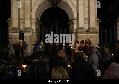 Dublin, Irlande. 28 Oct, 2013. Les gens se sont réunis à St Stephen Green pour la veillée aux chandelles. Les gens ont commémoré l'anniversaire de la mort de Savita Halappanavar avec une veillée aux chandelles à Dublin. Savita est mort il y a un an à Galway après qu'elle s'est vu refuser un avortement au cours d'une fausse couche. La Veillée a fait partie de plusieurs en Irlande. Crédit : Michael Debets/Alamy Live News Banque D'Images