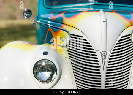 Un 1939 Ford V8 hot rod, blanc, avec des flammes et d'un corps bleu. Banque D'Images