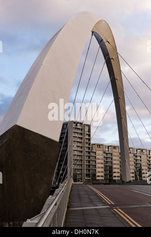 Le Clyde Arc pont routier sur la rivière Clyde qui relie Finnieston Quay et du Pacifique dans la ville de Glasgow, Ecosse Banque D'Images