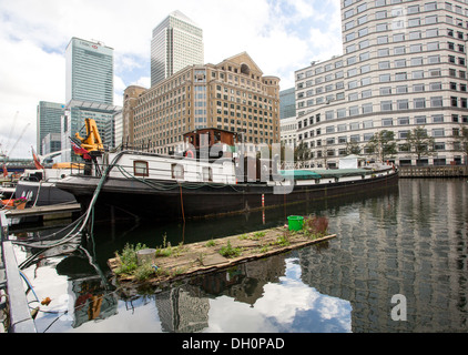 26/10/2013 Barge et Canary Wharf, les Docklands, London, England, UK Banque D'Images