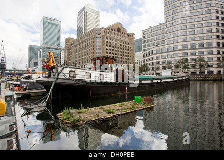 26/10/2013 Barge et Canary Wharf, les Docklands, London, England, UK Banque D'Images