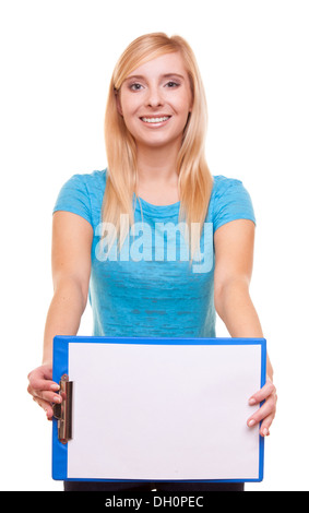 Élève d'ouverture vierge signe. Fille blonde female college student holding et se cacher derrière le presse-papiers avec copie espace vide vide Banque D'Images