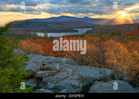 Rayons de soleil de l'après-midi sur le coucher du soleil Rock à l'automne, donnant sur le lac Nord-sud dans les Catskills Mountains of New York. (HDR) Banque D'Images