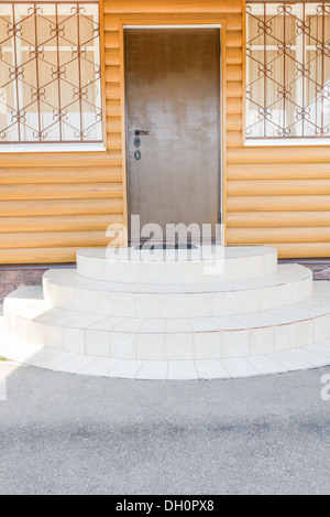 Porche avec étapes ovale blanc Banque D'Images