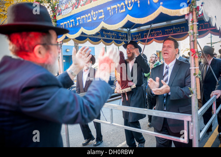 Membres et amis de la Chabad de Harlem de célébrer la fin de leur Sefer Torah Banque D'Images