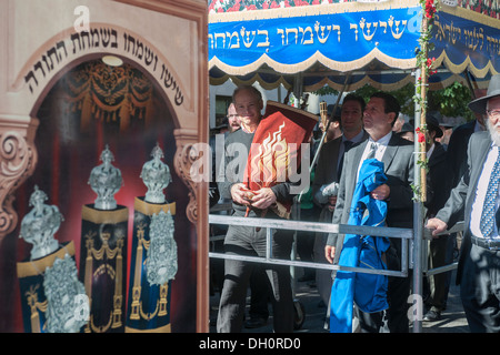 Membres et amis de la Chabad de Harlem de célébrer la fin de leur Sefer Torah Banque D'Images