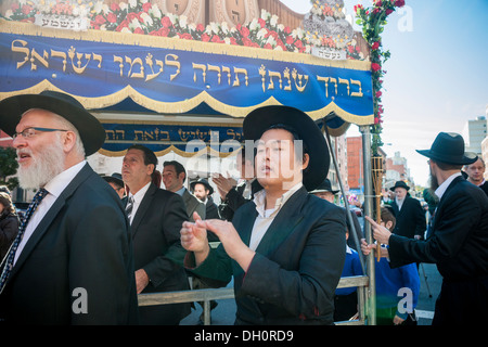 Membres et amis de la Chabad de Harlem de célébrer la fin de leur Sefer Torah Banque D'Images