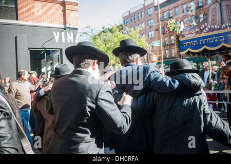 Membres et amis de la Chabad de Harlem de célébrer la fin de leur Sefer Torah Banque D'Images