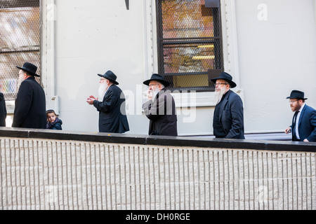 Membres et amis de la Chabad de Harlem de célébrer la fin de leur Sefer Torah Banque D'Images