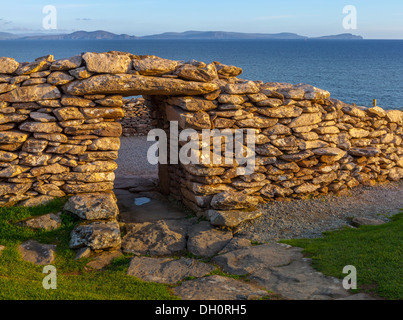 Le comté de Kerry, Irlande : Dunbeg Fort d'une structure de l'âge du fer sur la baie de Dingle dans la lumière du soir Banque D'Images