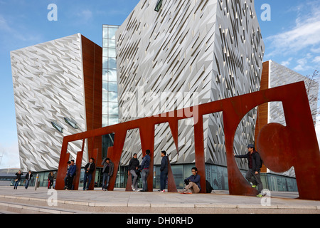 Les touristes du titanic Belfast Belfast titanic quarter centre d'Irlande du Nord Banque D'Images