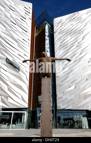 Titanica sculpture par Rowan Gillespie en dehors de la Titanic Belfast Belfast titanic quarter centre d'Irlande du Nord Banque D'Images